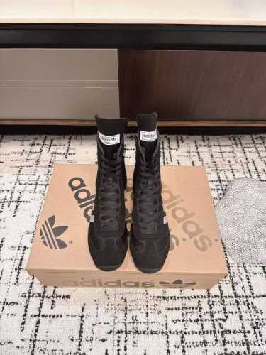 代购级 Adidas 阿迪达斯 25Ss春夏新款 高绑休闲鞋 简直就是球鞋界的“流量收割机”！ 搭配阿迪达斯三条纹元素，这种配色真的爱了！！！ 以舒适百搭为主打