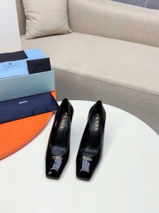 PRADA 普拉达 2025早春新款粗跟方头凉鞋单鞋简单的设计大概就是它最让人喜欢亮点，不是烂大街的那种 很有自己的品牌个性 单鞋出厂价 凉鞋250 _____