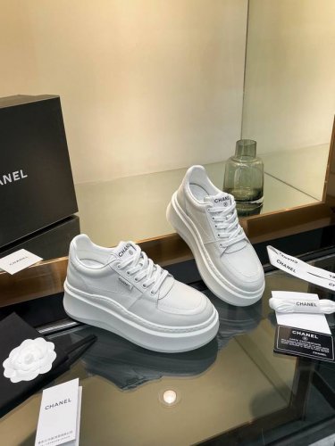 chanl* 2025Cy网红明星同款 专柜最新走秀主打系列上新款， 真的美爆了，实物相当赞 原版排列搭配。 内里垫脚：进口羊皮里 大底：私模稀模超轻Tpu大底