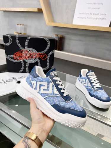 VERSACE，2024火遍全网人手一双， 大底采用VERSACE 范思哲原版轻便减震大底，让登山及运动爱好者无运动压力上脚超舒适，鞋面采用意大利进口牛皮，鞋面