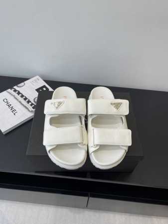 prada 普拉达 25Ss夏季新款 凉拖鞋 想起了小时候上学同学们穿的魔术贴涼鞋仁 经典设计 永不过时 选鞋子注重美观的同时 舒适是最重要的 这款鞋子平底设计 - 点击图像关闭