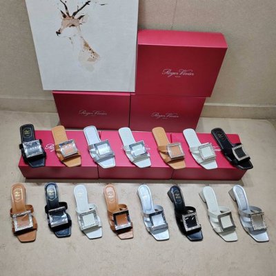 专柜新款牛皮钻扣拖鞋系列奢华上新 鞋面：原版定制漆皮面配原版开模定制钻扣饰扣 内里：特定柔软羊皮里 大底：原版开模定制意大利真皮大底， 跟高：平底 4.5Cm