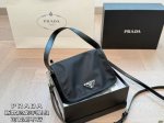 配盒 普拉达prada 手提包 可爱到不行！凭实力圈粉 简约又不失高级 背上就是时髦精女孩～ 尺寸20 15
