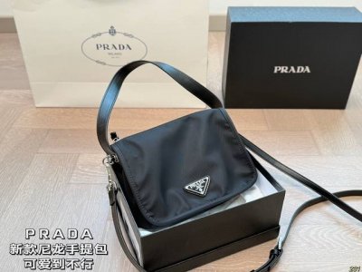 配盒 普拉达prada 手提包 可爱到不行！凭实力圈粉 简约又不失高级 背上就是时髦精女孩～ 尺寸20 15