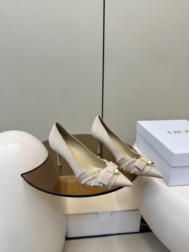 顶级原单 配飞机盒 dior 迪奥 新品蝴蝶结Cd珍珠扣高跟单鞋 新品珍珠扣高跟鞋 性感且时髦 蝴蝶结上加了Cd细节的珍珠设计精致 必备款舒适感真的极极好 面料