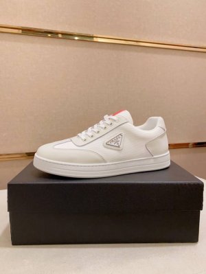 工厂p价 普拉达 官网最新款休闲时尚男鞋，爆款版型简洁大气，潮男专属.独有的官网最新元素，时尚又大方，面料原版头层牛皮透气布料牛皮内里，官网指定耐磨休闲大底，专