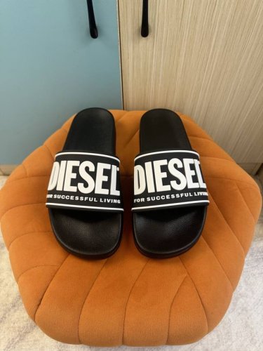 diesel迪赛 码数:39-46 官网新款原版1:1 Diesel迪赛经典款拖鞋 ，高端精品，原版材质，Tpu鞋面 发泡底 精细做工，休闲宽松舒适型，夏季必入