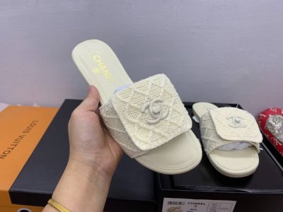 橙子出厂价p chanel 香奈儿春夏新款 经典书包扣翻盖毛织拖鞋 经典永不过时 翻盖式书包锁扣设计风格 显瘦百搭 穿不腻的拖鞋 脚感非常舒适 凸显优雅的爆品