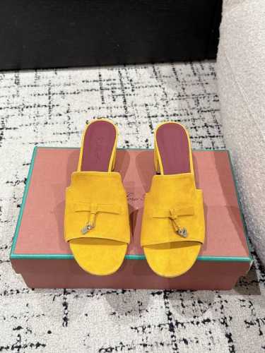 顶级版本 Loropiana L 春夏 中跟 锁扣流苏 贵妇凉拖 新色过彩色的夏天！ 既休闲又时髦，又能毫不刻意地透露出品质与舒适！锁扣流苏凉拖鞋上脚就被它的魅
