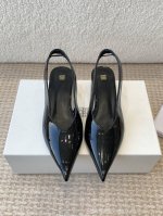 Toteme 25ss 春夏新款 后空凉鞋 拖鞋 坡跟穆勒鞋进口皮高级舒适，配女神们的半身裙，不规则的弧形尖头，晚宴系列专属高跟鞋贯穿整季lookbook完全戳