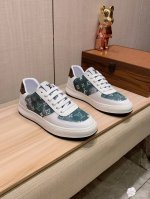 新款: 厂价 Lv* 最新爆款休闲鞋，顶端品牌奢侈～代购，顶级～质量。鞋面選用进口透气牛皮搭配布料材质透气羊皮垫脚 精细做工。原版个性时尚柔软橡膠耐磨防滑大底，