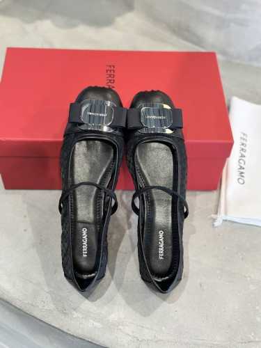 工厂p价 Ferraga*O 菲拉*慕春夏新款大蝴蝶结蕾丝网纱玛丽珍芭蕾舞鞋！ 温柔蕾丝邂逅芭蕾舞 鞋面蕾丝轻盈似梦，金属扣与蝴蝶结点缀，精致又灵动。既有若隐若