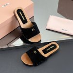 厂价 Miu Miu 缪缪25Ss早春新品走秀 糖果色实木厚底拖鞋 这一季的秀场木底拖鞋真的超美 高级感十足！上脚非常Nice～ 配上美甲真是没到无法自拔 搭配