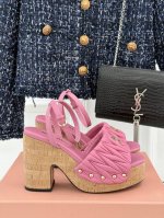 Miu Miu 25S春夏新品褶皱 防水台高跟凉鞋 一双超美超仙儿的拖鞋 特别显白完全的气质款！ 大长腿利器 超级推荐！ 鞋面采用原版定制小羊皮！ 内里垫脚进口