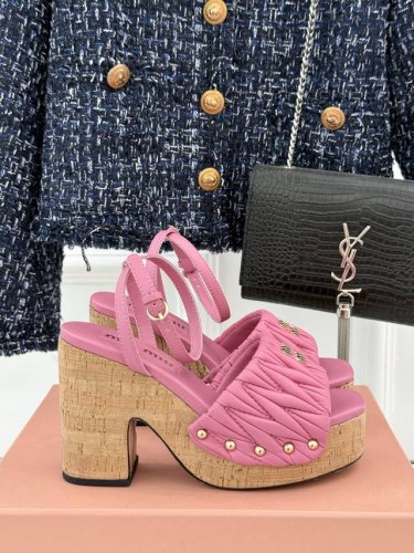 Miu Miu 25S春夏新品褶皱 防水台高跟凉鞋 一双超美超仙儿的拖鞋 特别显白完全的气质款！ 大长腿利器 超级推荐！ 鞋面采用原版定制小羊皮！ 内里垫脚进口