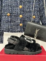 厂价 roger vivier RV24s秋冬新品 厚底方扣钻扣系列毛毛凉拖 这季的毛毛凉鞋实在太好看了 秋冬喜爱软呼呼的 +施华洛水钻 轻盈又增高 真是小个子