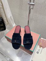 loro Piana 25春夏Lp顶级版本英伦宝石吊坠夹脚平底拖鞋凉鞋 原来这就是传说走两万步都不会累脚的夹脚凉鞋把颜值和脚感都拿捏住了，上脚一走就会被彻底沦陷