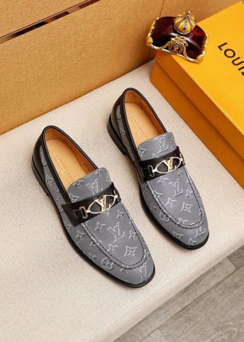 商品商标 Louis Vuitton 路易威登 休闲皮鞋 正码码数: 38-44 45.46.47订制 商品材料 精选 进口头层布料鞋面+奢华五金扣 进口头层牛