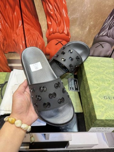 出厂价p 实价 高版本Gucci高端情侣拖鞋 鞋面材质Eva技术 压印品牌Logo Eva发泡私模大底 细节完美 尽显大牌风范 休闲宽松舒适型 高品质精品 必入