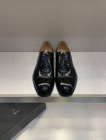 D家男款皮鞋 重新诠释优雅的品牌标识，搭配醒目的廓形和高雅的牛皮内里。采用黑色牛皮和牛皮开边珠精心制作。可为本季各式造型增添现代风格。 Size:39-44 3