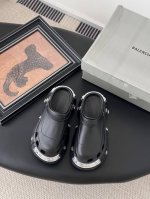 Balenciaga联名 Crocs 巴黎世家新款厚底 洞洞鞋 拖鞋 Balenciaga Crocs 也被戏称是属于巴黎世家的洞首先提及它的金属配件 在Cro