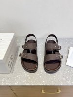Dior X Birkenstock 联名款 Milcno凉拖鞋 鞋底上半部分是Dior的纹路 下半部分是勃肯的纹路 下面牛翻毛皮和羊毛纤维 体现联名背后的精湛