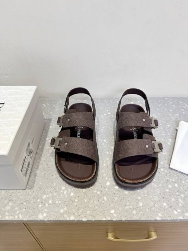 Dior X Birkenstock 联名款 Milcno凉拖鞋 鞋底上半部分是Dior的纹路 下半部分是勃肯的纹路 下面牛翻毛皮和羊毛纤维 体现联名背后的精湛