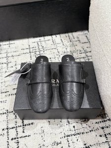 顶级版本Prada 普拉达 25 走秀款复古2扣拖鞋爆款！走秀款 复古感时髦满满 随意百搭 时尚休闲 独到味道，人人都爱也轻松驾驭 每年都会爆.足以征服你，穿上