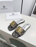 高版本GIVENCHY 纪梵希露趾平底拖鞋出货了，带有品牌标志的金属饰扣与金属质感的银色皮垫搭配，高端大气上档次。鞋面头层牛皮，内里羊皮，35-40码。41-4