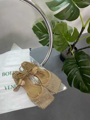 Bv 春夏新款 网钻罗马系列 高版本 经典杏色 鞋面采用网孔手工镶嵌奥钻工艺 上层镶钻 贴附脚步皮肤采用圆形铆钉固定 不磨脚 穿上之后 圆形松紧 缠绕设计 个性