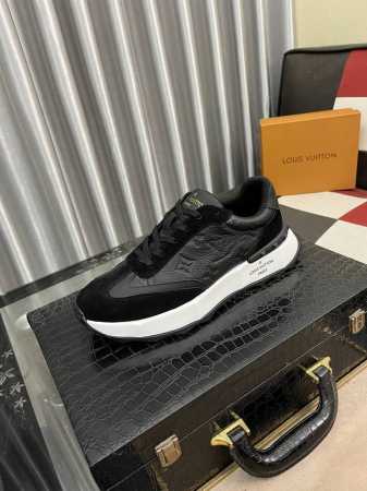 出厂价 Lv 路易威登。最新潮鞋休闲鞋实体店爆款38-44码。 新品春夏季舒适进口定制原版牛皮，独特提花面料元素设计。搭配羊皮内里，Lv原版底，高端包装高品质细 - 点击图像关闭