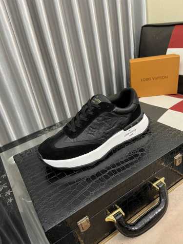 出厂价 Lv 路易威登。最新潮鞋休闲鞋实体店爆款38-44码。 新品春夏季舒适进口定制原版牛皮，独特提花面料元素设计。搭配羊皮内里，Lv原版底，高端包装高品质细