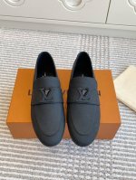批拖鞋 乐福 L驴家新品capri系列v扣穆勒鞋 乐福鞋顶级品质本款 LV Capri 露跟乐福鞋取材原色丹宁布，洋溢夏日悠闲气息。皮革饰带配有局部包覆皮革的