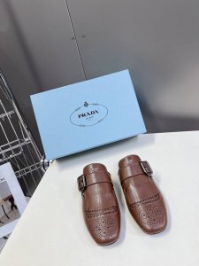 半拖 单鞋 男装10 Prada普拉达春夏走秀款复古流苏情侣款半拖单鞋 走秀款 复古感时髦满满 随意百搭 时尚休闲 独到味道 人人都爱也轻松驾驭 每年都会爆.足