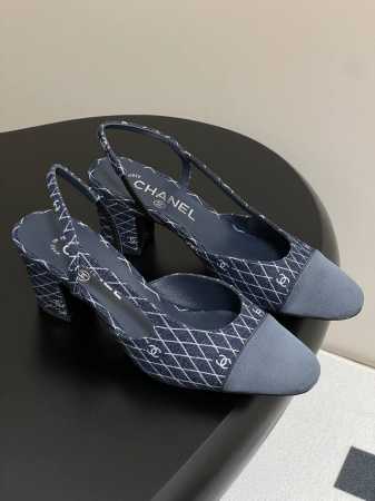 最新牛仔布 25p早春新款Chanel小香绝美牛仔布后空Sling-Back凉鞋平底 粗跟 sling-Back于1957年问世,之后Two-Tone设计成为C - 点击图像关闭