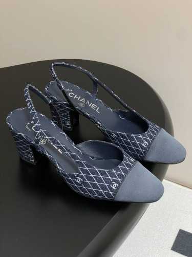 最新牛仔布 25p早春新款Chanel小香绝美牛仔布后空Sling-Back凉鞋平底 粗跟 sling-Back于1957年问世,之后Two-Tone设计成为C