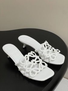 loewe 罗意威 25Ss夏季新款 镂空拖鞋 编织小猫跟高跟拖鞋 疯狂种草简约设计感觉更干净优雅 让你念念不忘 颜色也很耐看漂亮 上脚瞬间气质十足气场 简直无
