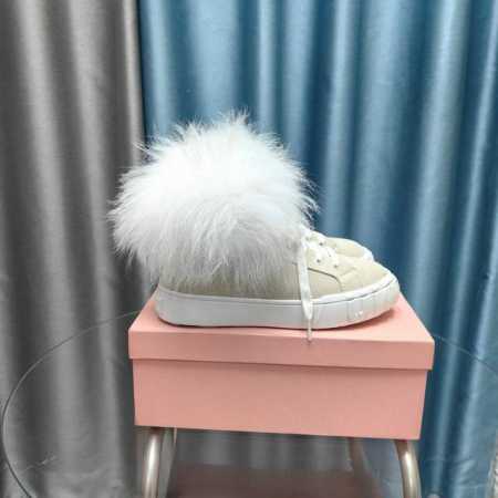 厂价 顶级版本 miumiu缪缪雪地靴棉鞋2024秋冬新款棉鞋毛毛单鞋来自Miu Miu系列的细节特写 新季的潮流要素 与此刻挚爱的概念，多元对撞，传达现代风格 - 点击图像关闭