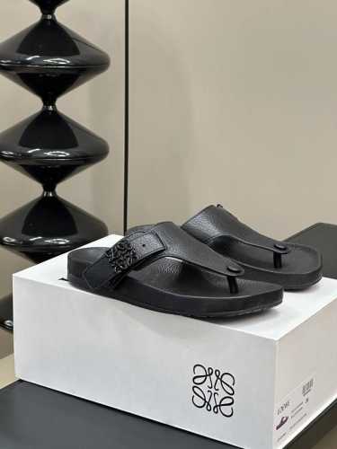 女 男 p Loewe Ss24 New Arrival l家24春夏水台拖鞋 鞋底造型很别致呀 舒适度漏眼可见 小牛皮鞋面 包裹水台的也是同种牛皮 非常舒适养