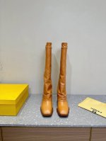 FENDI 芬迪 24ss秋冬新款 木纹粗跟 裤筒靴 长靴 芬迪木纹粗跟设计灵感改创于今年秀场的主推系列鞋履。 近两年最流行的方头元素，靴子的裤筒工艺 木纹喷涂