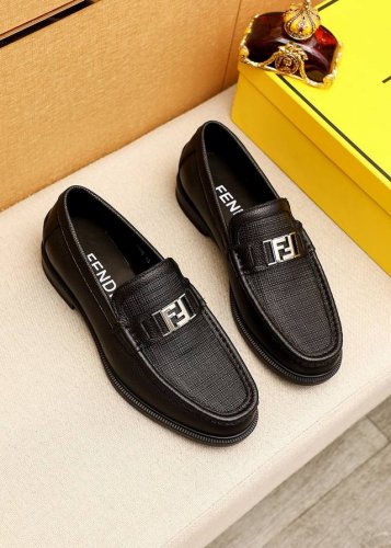 商品商标：Fendi 芬迪 休闲皮鞋 正码码数: 38-44 45订制 商品材料：精选 进口头层十字纹牛皮鞋面+奢华五金扣，进口牛内里。强烈立体视觉效果，原版大