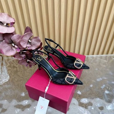 2025走秀款高版本Valentino 高跟刺绣布料凉鞋 单鞋 绝美的质感 非常好搭配 任何季节可穿 华伦天奴此系列演绎全新时尚魅力 延续超高跟设计 深得海外知