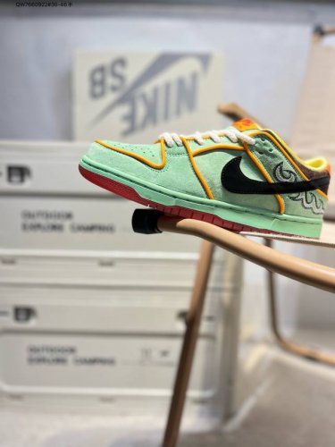 耐克Nike Dunk Low 板鞋Sb系列经典百搭休闲运动板鞋加厚鞋舌的填充，使舒适性大大提升，同时也更方便穿脱中底部分则加入了脚感柔软舒适Zoomair气垫
