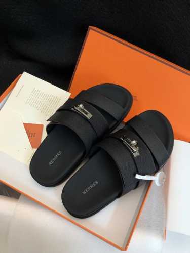 2024- Hermes 爱马仕2024新款二舅拖系列 情侣款 一直都很火爆的二舅拖鞋 随意各种搭配都很棒！！！ 材料：进口牛皮 牛里 大底：Tpu防滑耐磨大底