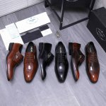 商品商标：prada 普拉达 商务系带皮鞋 正码码数: 38-44 45定做不退换 商品材料：精选 珠光牛皮鞋面 牛皮内里 原版大底