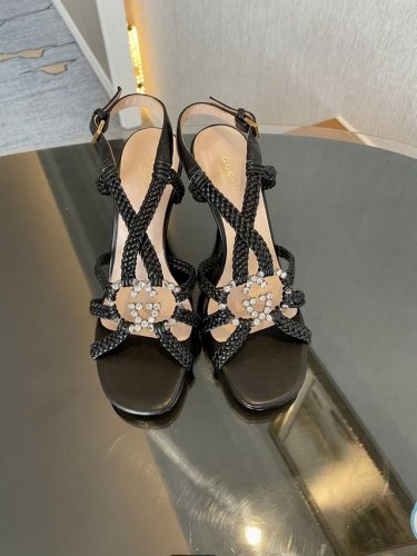 ￥ P380，Gucci 23夏季新款水晶缀饰编织凉鞋 超重工打造的一款时尚单品 G家这款 “Isa” 凉鞋以袢带构成精致笼形，令双足显得更为精致。镶水晶的金色