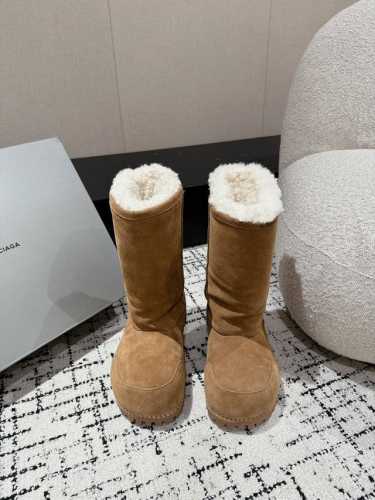男+20 #情侣款 Balenciaga巴黎世家 24 秋冬 阿拉斯加 情侣雪地靴 长靴 洛杉矶大秀之后引来一波新的高潮 简直太炸了 众多明星纷纷种草 ，说是雪