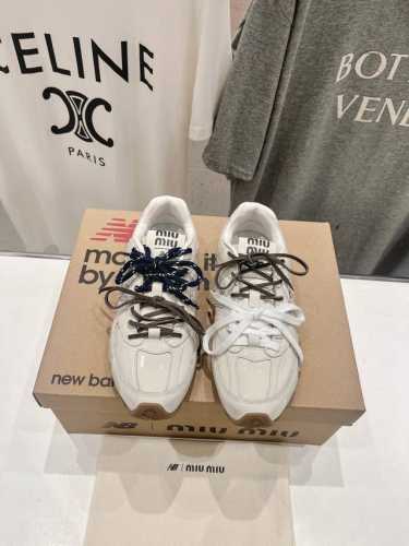 高版本出厂420 Miumiu 缪缪G027Miu Miu X New Balance联名款运动鞋 早春发售前先近赏同样是在十月的巴黎时装周，又被眼尖的粉丝们看