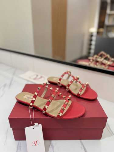 出厂价： Valentino 华伦天奴铆钉 VT经典平底拖鞋，顶级复刻！侧身弧线完美，原版开模定制不生锈铆钉 特别有质感的五金衬托出满满的高级感，带给您正品级的