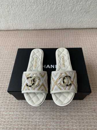 Chanel 小香 25Ss 春夏新品度假 羊皮 懒人拖 小香的一款全新设计 鞋面搭配双C五金装饰 简约百搭上脚超级美的 怎么看都超美 鞋面 采用进口羊皮 内里 - 点击图像关闭